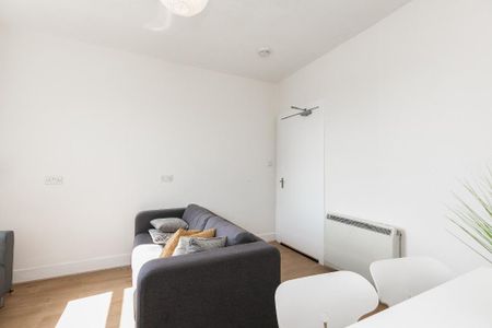 3 bedroom flat to rent - Photo 2