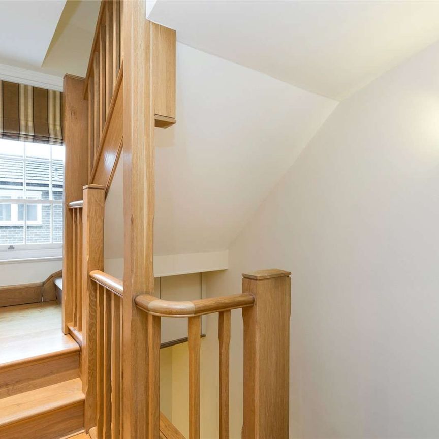 Charming mews house set on private and secluded street moments away from Knightsbridge - Photo 1