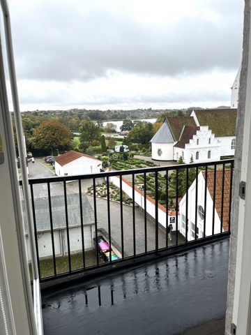 Højloftet og dejlig lys lejlighed, med altaner til begge sider af lejligheden. - Photo 4