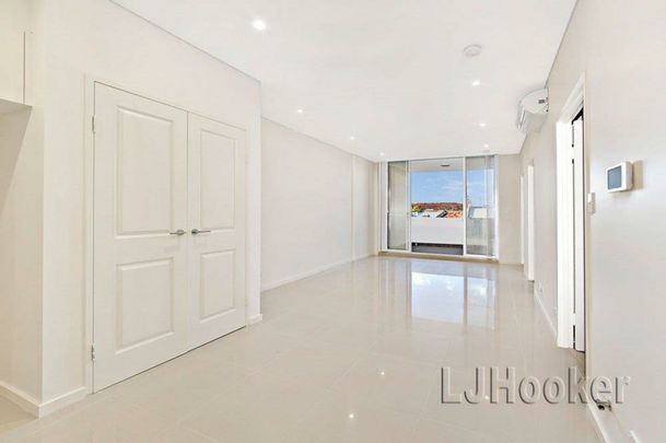 MODERN LIVING - PERFECTLY POSITIONED IN A1 HOMEBUSH VILLAGE LOCATION - Photo 1
