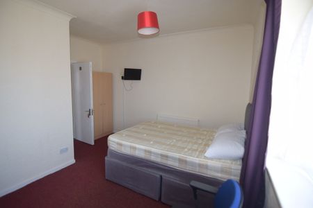 To Let 6 Bed Mid Terraced House - Photo 4