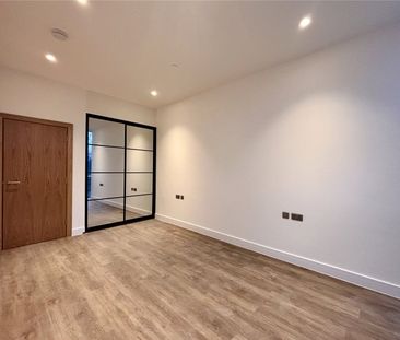 Roop House, Fleet, Hampshire, GU51 - Photo 5