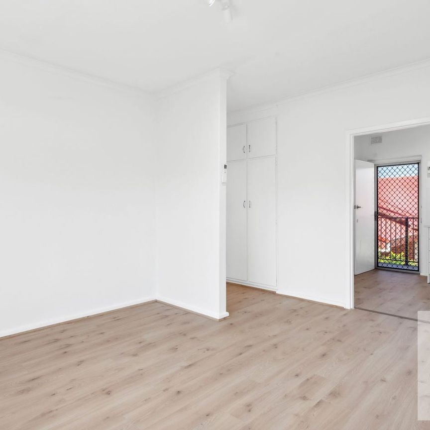 Renovated 2-Bedroom Upstairs Unit in a Small, Quiet Group - Photo 1
