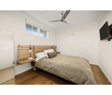 26 Ilkinia Avenue, Broadbeach Waters, Qld 4218 - Photo 2