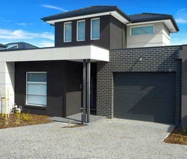 STUNNING 3 BEDROOM TOWNHOUSE IN A PRIME LOCATION - Photo 2
