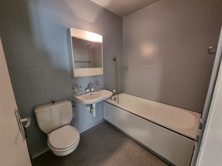 Grand appartement rénové de 4 pièces au 1er étage dans un quartier calme - Photo 5
