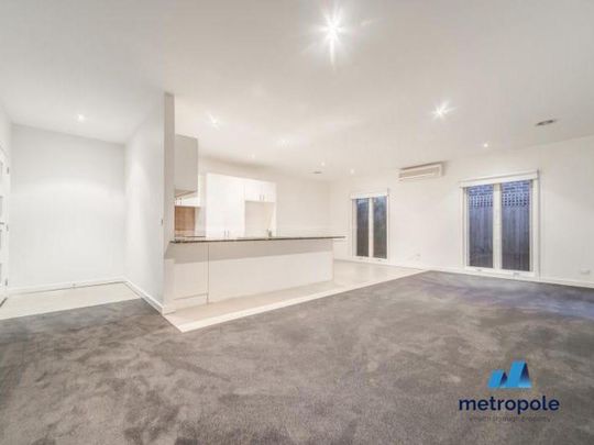 2/6 Howard Avenue, MOUNT WAVERLEY, VIC - Photo 1