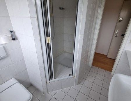 Ratingen: Tolle Dachgeschosswohnung mit großem Wohnraum und Parkettboden - Photo 1