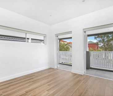 Stunning Family Home with Versatile Floorplan - Photo 4