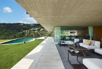 Contemporay villa with five car garage and panoramic sea views in El Madroñal