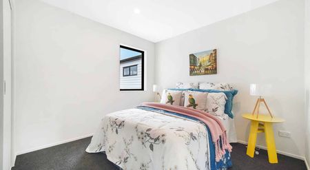 Stunning Three Bedroom Townhouse - Photo 3