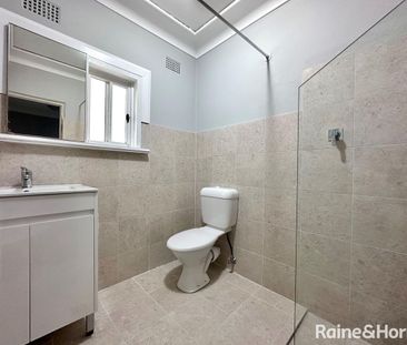 Spacious and renovated 2 Bedroom Apartment - Photo 4