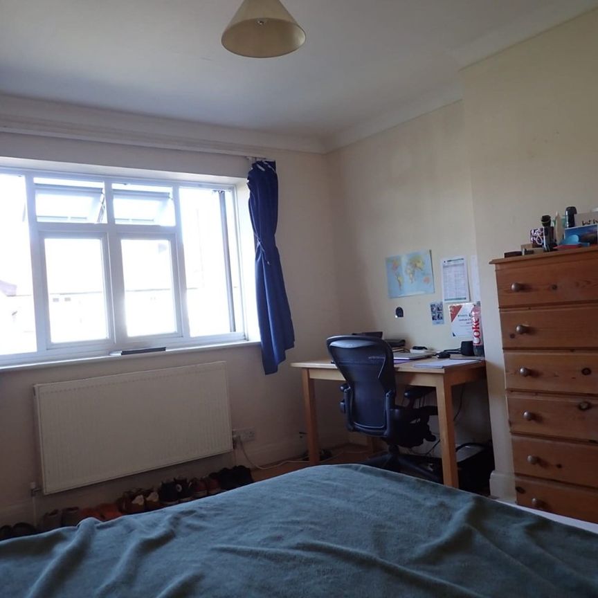 Room in a Shared House, Queensland Avenue, SW19 - Photo 1