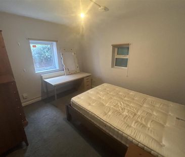 4 bedroom semi-detached house to rent - Photo 2