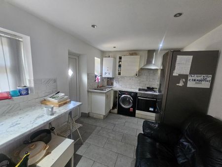 3 bedroom terraced house to rent - Photo 4