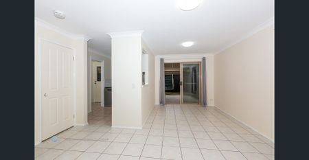 Spacious 3-Bedroom Duplex with large private yard - Photo 2