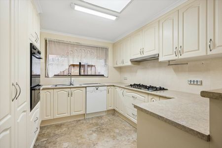Spacious Family Home in Quiet Court Location - Photo 2