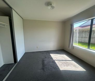 3 Bedrooms in BURSWOOD - Photo 1