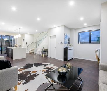 Hobsonville - 5 Bedroom House with 3.5 bathrooms - Photo 1