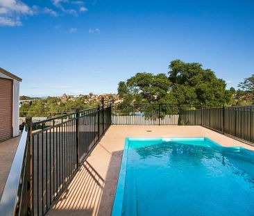 LARGE 4 BEDROOM HOME WITH A POOL! - Photo 1