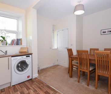 2 bedroom Flat To Let - Photo 3