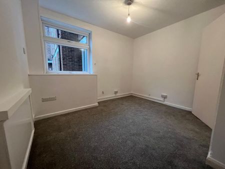 3 bedroom flat to rent - Photo 2