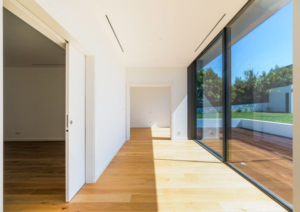 Moradia T6 de arquitetura moderna inserida no Golfe de Oeiras
