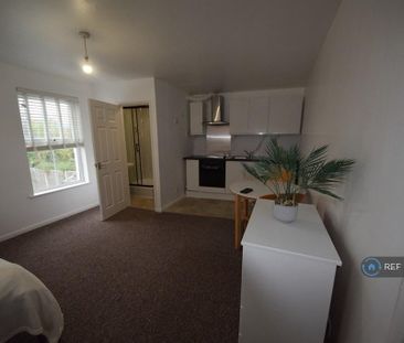 Studio to rent - Photo 6