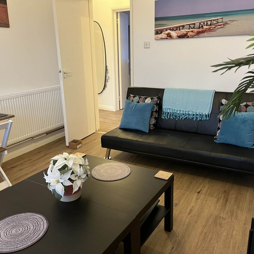 Room 3: 108A High Street, Godalming, GU7 1DW - Photo 1