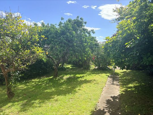 Neat family home with gardener included - Photo 1