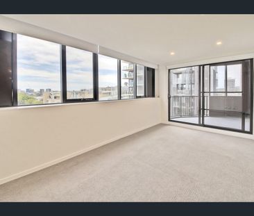 Generously Sized & Ultra Modern Apartment. - Photo 3