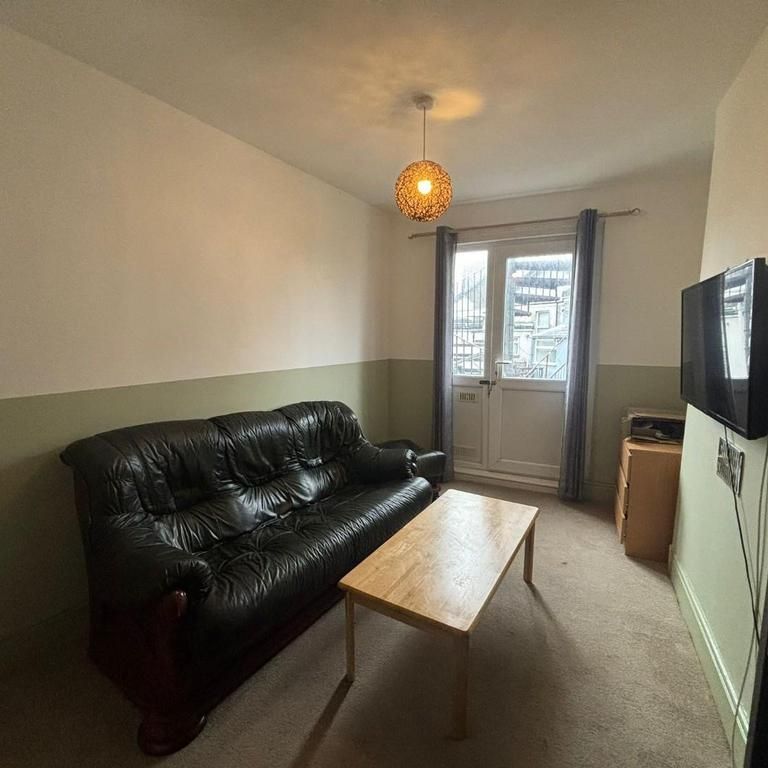 3 bedroom flat to rent - Photo 1
