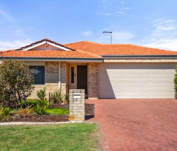 Modern, low-maintenance villa just minutes from the coast. - Photo 6