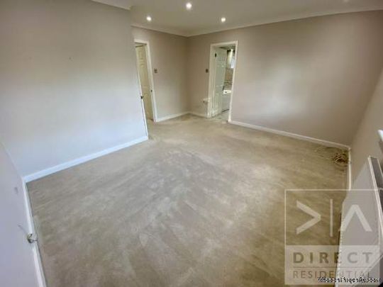 5 bedroom property to rent in Epsom - Photo 1