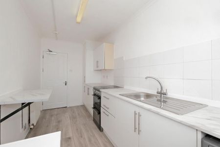 3 bedroom flat to rent - Photo 4