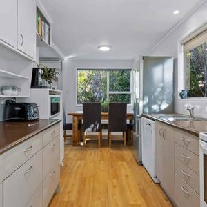 4 bedroom plus external rumpus in beautiful Bayview. - Photo 2