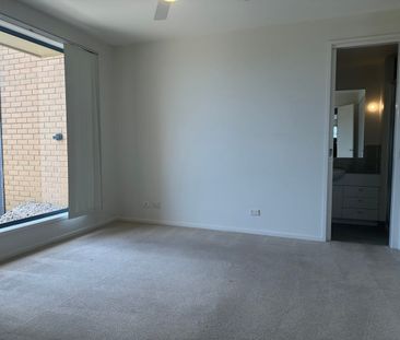 Luxury Beachfront Living in Carrum - Photo 4