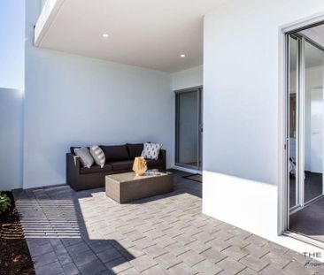 Modern & Spacious Apartment in a Prime Location - Photo 3