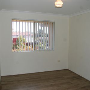Spacious 2 bedroom apartment conveniently located close to transport - Photo 2
