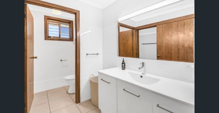 Gorgeous Southport Cottage with pool - Photo 4