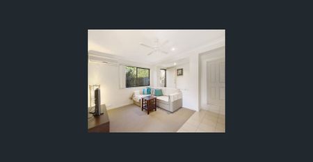 Massive 3 Bedroom Townhouse with double garage - Photo 2