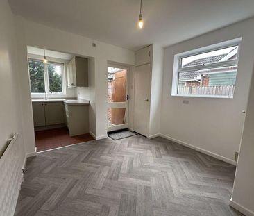 3 bedroom semi-detached bungalow to rent - Photo 4