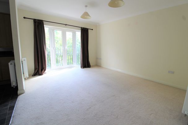 Lindie Gardens, Uxbridge - Photo 1