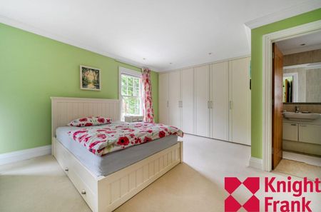 An immaculately presented 5 double bedrooms family home in Ascot SL5. - Photo 4