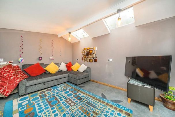 4 bedroom terraced house to rent - Photo 1