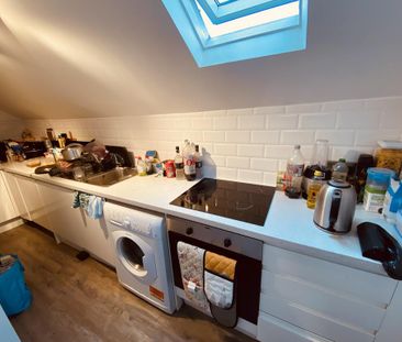 1 bedroom in a flat share to rent - Photo 3