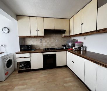 3 bedroom end of terrace house to rent - Photo 4