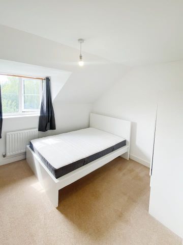 4 Bed Semi-Detached House, James Counsell Way, BS34 - Photo 2