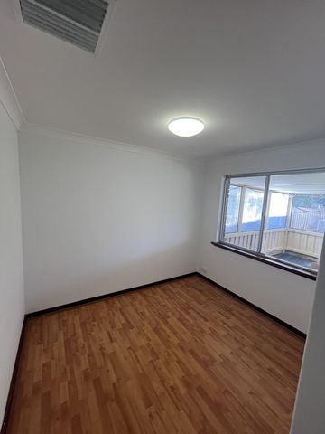 Peaceful Room in a Renovated Home - Prime Location! - Photo 2