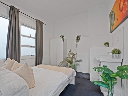 Redfern - Photo 4